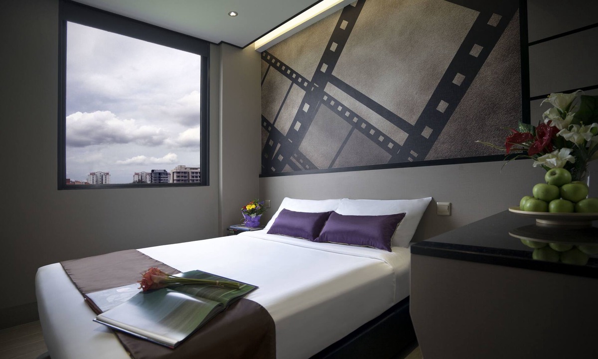 Red Light District Hotel | Hotel 81 Premier Hollywood