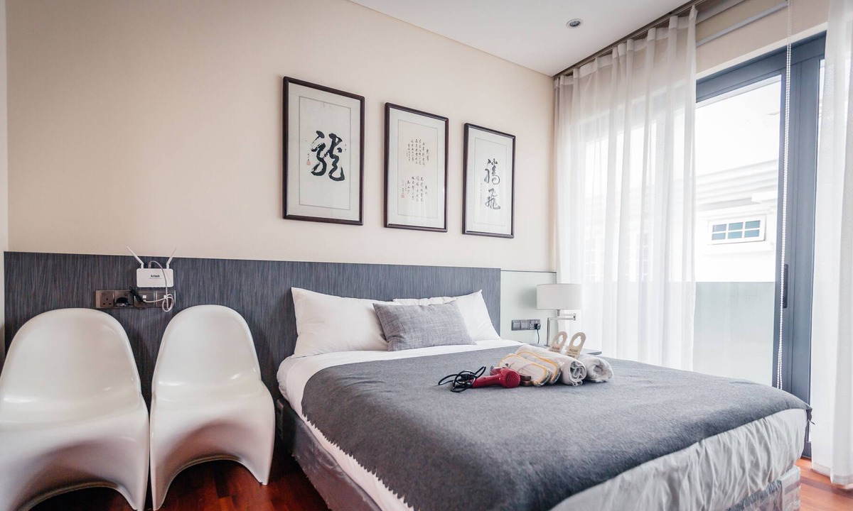 Bedok House | Modern studio room EZS-6 with shared pool in bungalow
