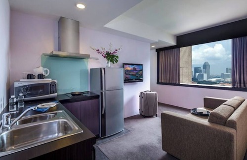 Chinatown Hotel | City Center Premier Club King + Breakfast/Access.