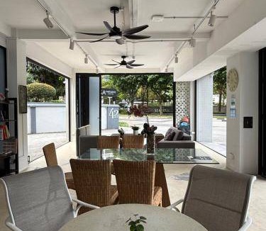 Marine Parade Hotel | 46 m² Hotel ∙ 4 guests