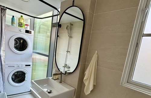 Lavender Apartment | Glass Tower in the heart of SG