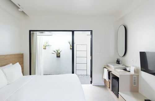 River Valley Hotel | Lloyd's Inn