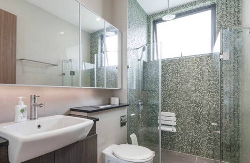 Bedok House | Modern en-suites room EZS-1 with shared pool in bungalow