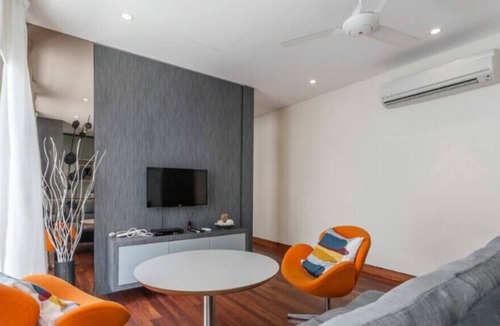 Bedok House | Modern studio room max 3 pax EZS-3 with shared pool in bungalow