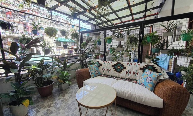 Singapore River Apartment | Interesting and warm