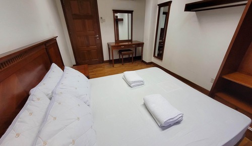 Standard Room, 1 Queen Bed, Non Smoking, Shared Bathroom