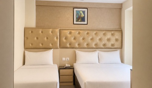 Deluxe Family Room With Window