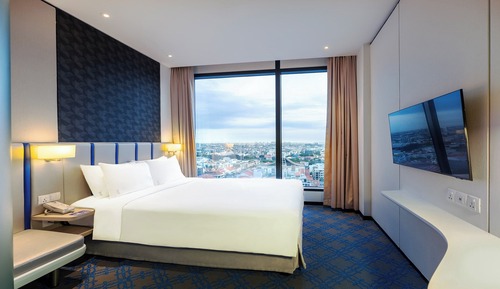 Standard Room, 1 Queen Bed, City View (High Floor, Free Breakfast)