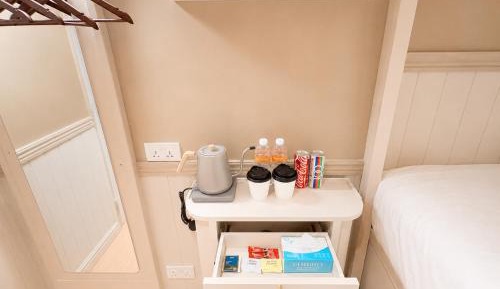 Performer Room, No Window