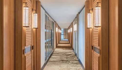 Varel One-Bedroom King Suite with Balcony
