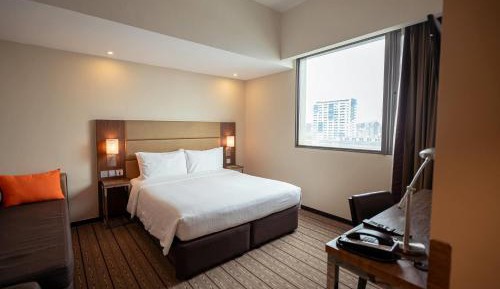 Universal Accessible Room with 1 Queen Bed