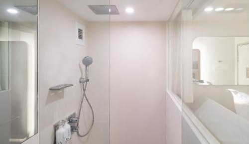 Premium Queen Cabin