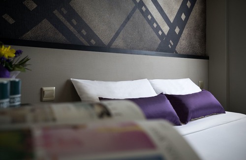 Red Light District Hotel | Hotel 81 Premier Hollywood