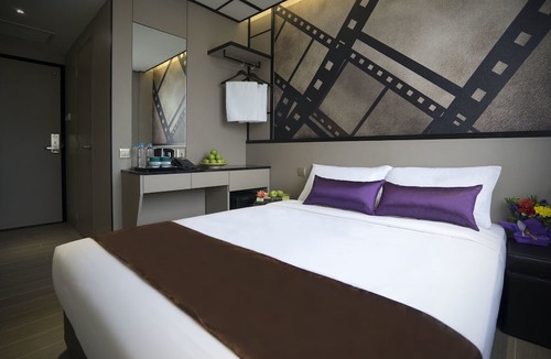 Red Light District Hotel | Hotel 81 Premier Hollywood