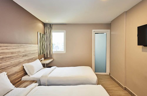 Red Light District Hotel | ibis budget Singapore Crystal