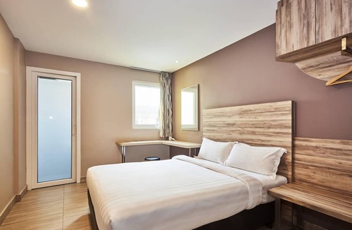 Red Light District Hotel | ibis budget Singapore Crystal