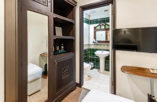 Chinatown Hotel | iNN at Temple Street By Q loft